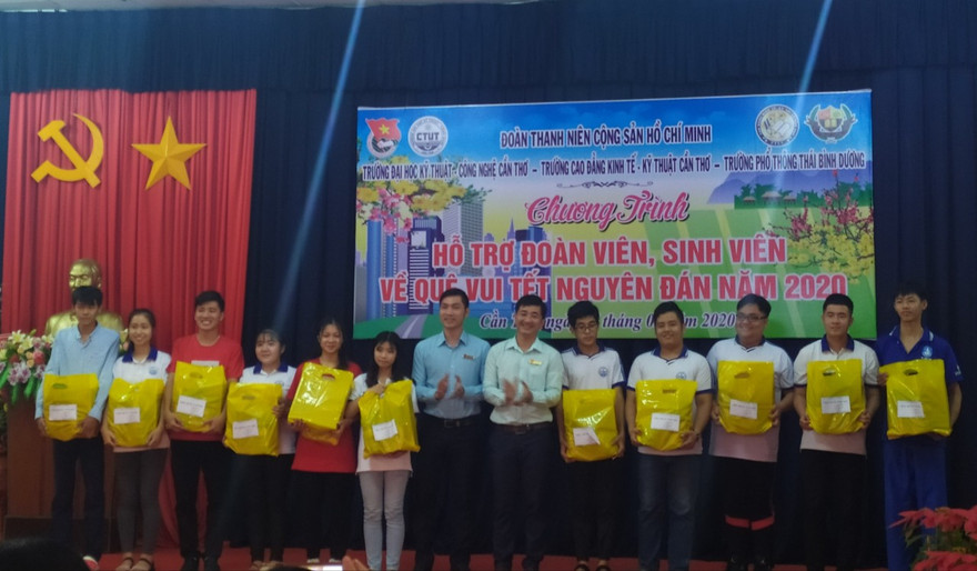 Cần Thơ hỗ trợ 500 phần quà cho sinh viên khó khăn về quê đón Tết ​