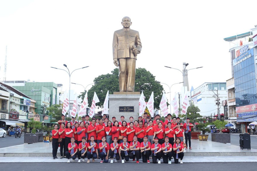 Nhiều hoạt động ý nghĩa của Hành trình Đỏ tại quê hương Bác Tôn