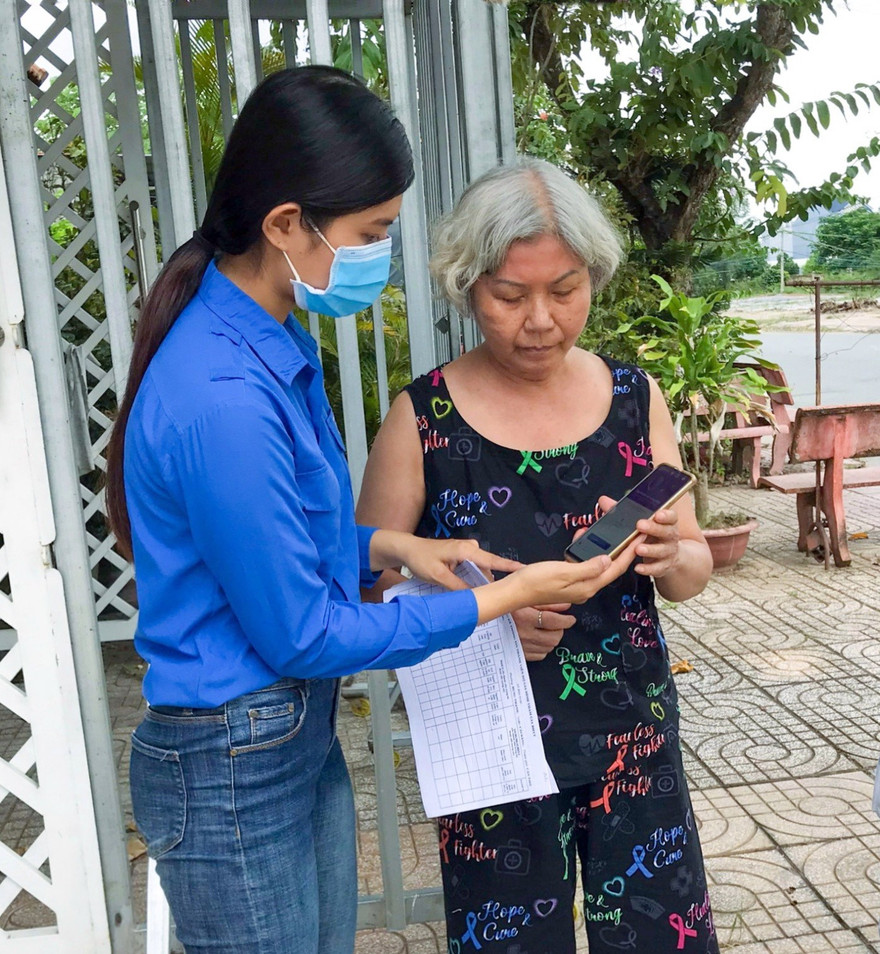 Thí sinh Hoa hậu Việt Nam 'gõ từng nhà' tuyên truyền phòng dịch COVID -19
