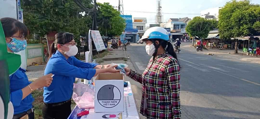 Bạn trẻ xứ dừa may khẩu trang, làm bồn rửa tay từ lốp xe 