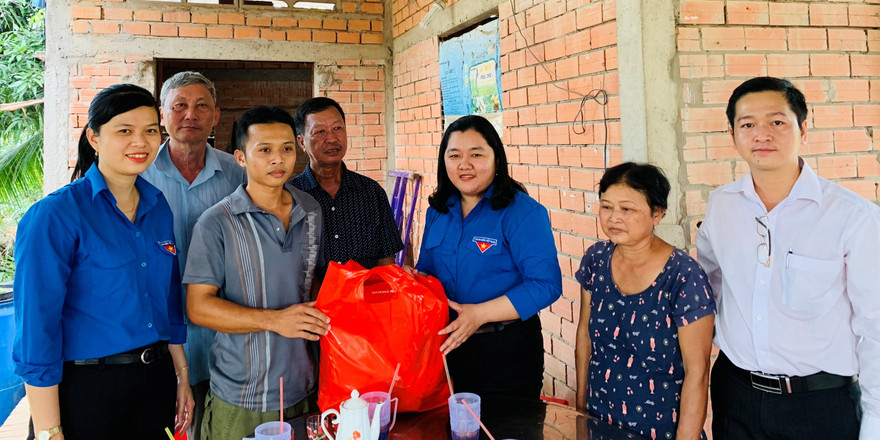 Tỉnh đoàn Bến Tre chúc Tết cán bộ Đoàn có hoàn cảnh khó khăn