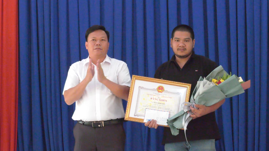 Chủ tịch tỉnh tặng bằng khen chủ quán cơm trả lại 280 triệu đồng cho người mất