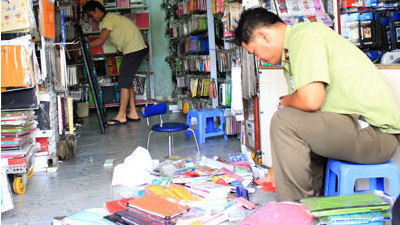 Kiểm tra các điểm kinh doanh linh kiện, phụ kiện điện thoại khu vực trước Công viên Lê Thị Riêng (Q.10), QLTT TP.HCM tịch thu hàng chục ngàn ốp lưng điện thoại Trung Quốc không hóa đơn chứng từ - Ảnh: P.H 