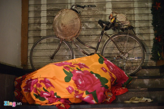 Ngủ ngồi, trốn rét ở trạm ATM trong thời tiết 10 độ C