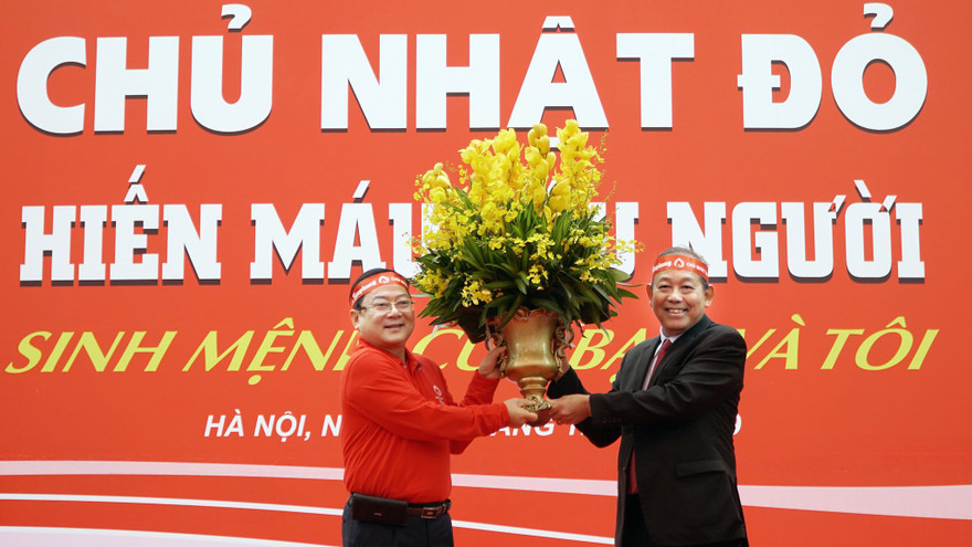 Phó Thủ tướng Thường trực Chính phủ, Chủ tịch Ủy ban An toàn Giao thông Quốc gia Trương Hòa Bình ghi nhận, biểu dương chương trình Chủ nhật Đỏ. Ảnh: Mạnh Thắng