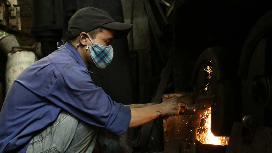 Nắng như thiêu đốt, người dân làng rèn vẫn miệt mài đập đe bên bếp lửa