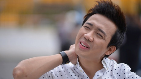 Trấn Thành lúng túng như “gà mắc tóc” được giao thử thách “khó đỡ” là nói lời yêu thương với mẹ. 