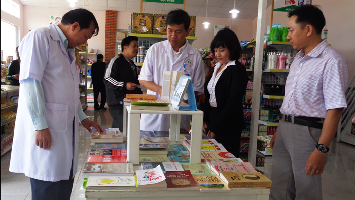 Gian hàng sách sức khỏe, y học.