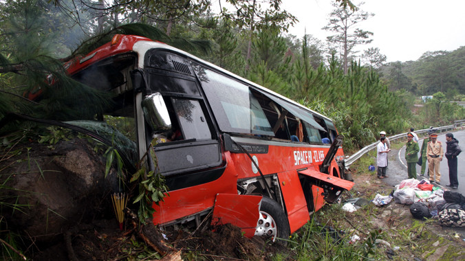 Chiếc ô tô đâm vào vách núi