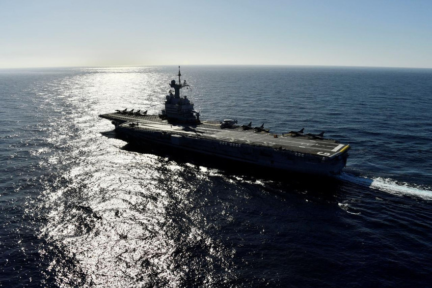 Tàu sân bay "Charles de Gaulle" trong lễ hạ thủy sau 18 tháng đại tu.