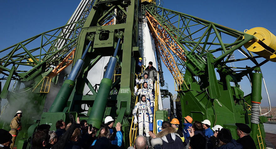 Ba nhà du hành vũ trụ đã thoát hiểm trong các tàu cứu trợ