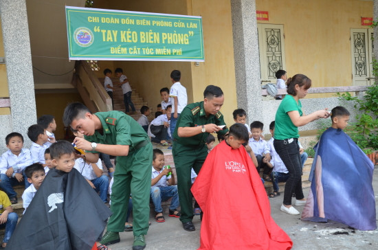 Chi đoàn Đồn Biên phòng Cửa Lân phối hợp với Đoàn thanh niên xã Nam Thịnh cắt tóc miễn phí cho các em học sinh trường tiểu học xã Nam Thịnh, huyện Tiền Hải. Ảnh: Văn Cương