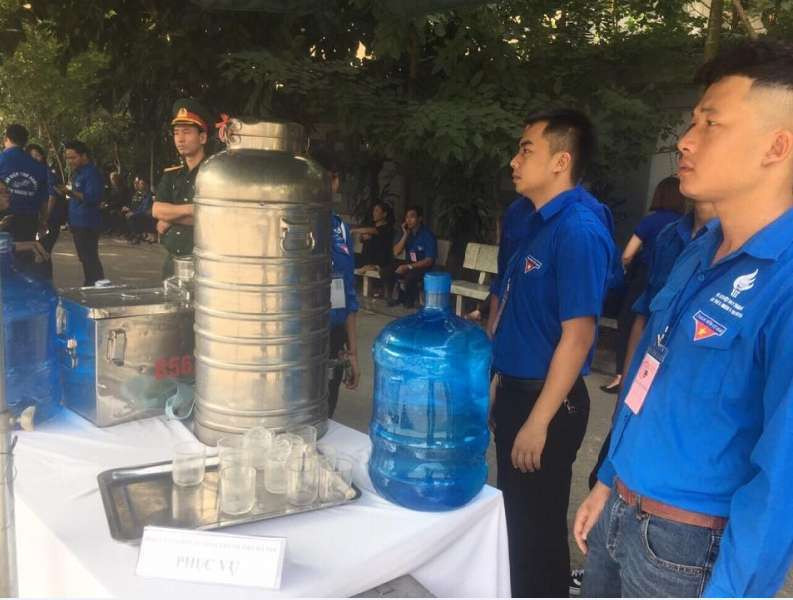 Thanh niên tình nguyện phục vụ tại tang lễ Nguyên Tổng bí thư Đỗ Mười.