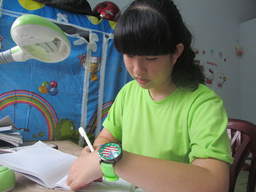 Yến Nhi miệt mài ôn thi cho kỳ thi đại học sắp tới trong phòng trọ của mình 