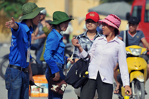 Sinh viên tình nguyện tiếp sức mùa thi