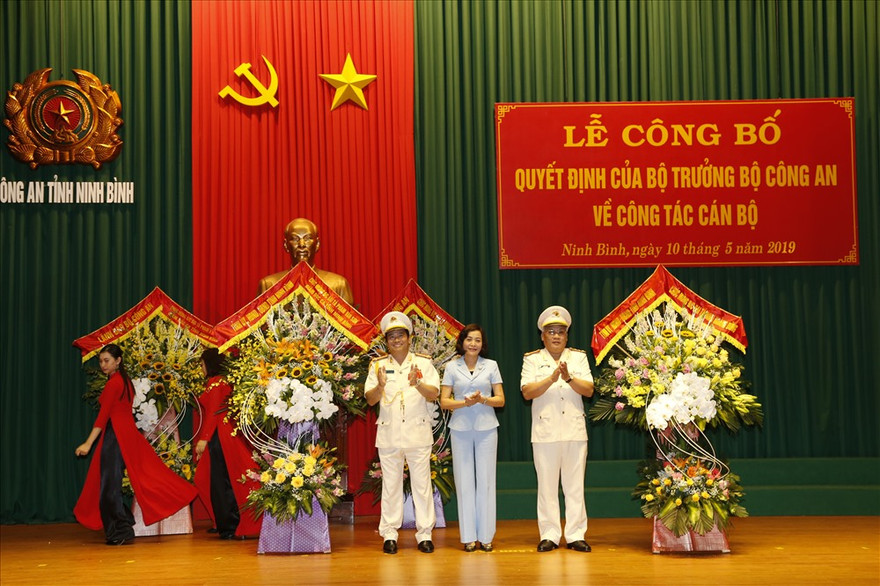 Bí thư Tỉnh uỷ Ninh Bình chúc mừng tân, nguyên Giám đốc Công an tỉnh - Ảnh: Hoàng Long