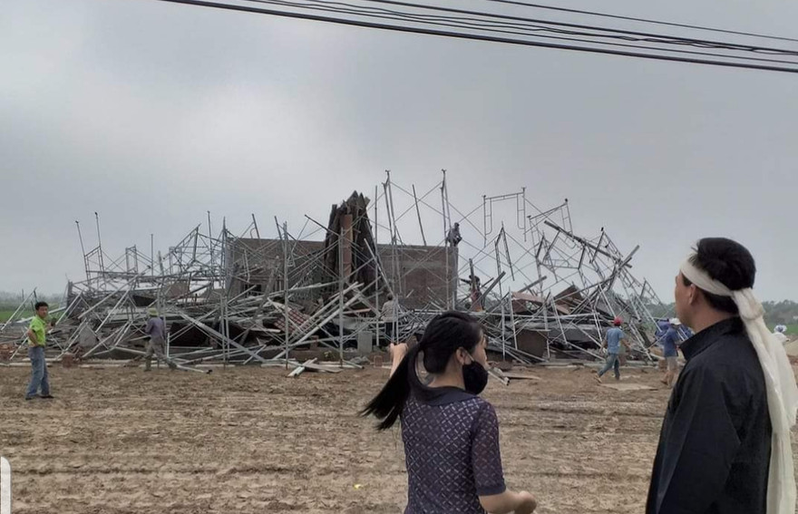 Toàn cảnh hiện trường vụ sập giàn giáo khiến 8 người thương vong - Ảnh: CTV