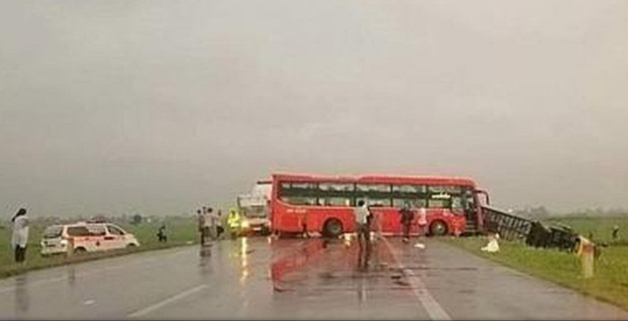 Toàn cảnh vụ tai nạn liên hoàn giữa 4 xe ô tô - Ảnh: CTV