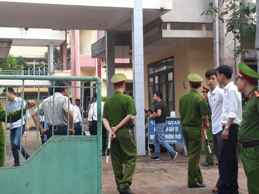 Lực lượng bảo vệ phiên toà chỉ cho phép người có giấy triệu tập dự phiên xử được vào - Ảnh: Hoàng Long