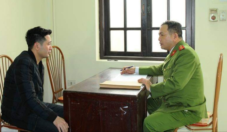 Nghi phạm ra đầu thú tại cơ quan công an - Ảnh: Công an tỉnh Hà Nam cung cấp