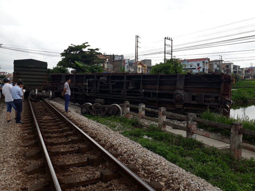 Toa tàu hàng bị lật khởi đường ray khiến đường sắt tắc nghẽn nhiều giờ - Ảnh: Hoàng Long