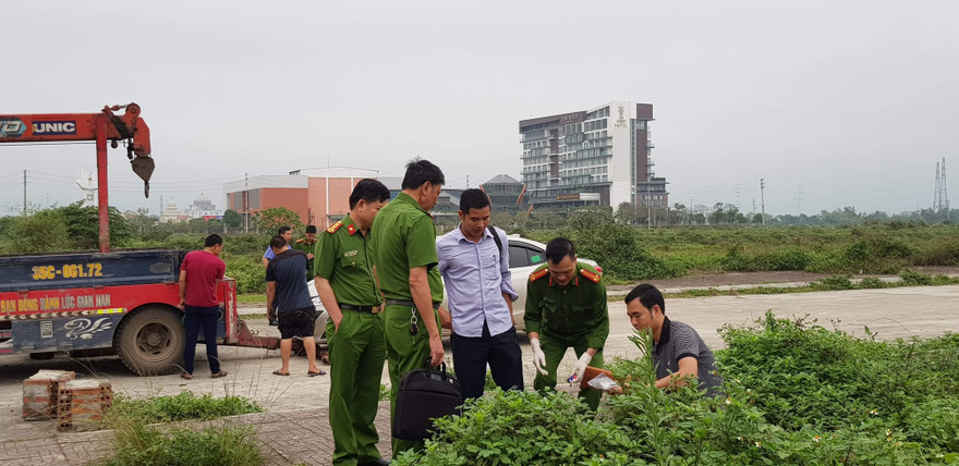 Công an Ninh Bình điều tra hiện trường vụ án mạng - Ảnh: Hoàng Long