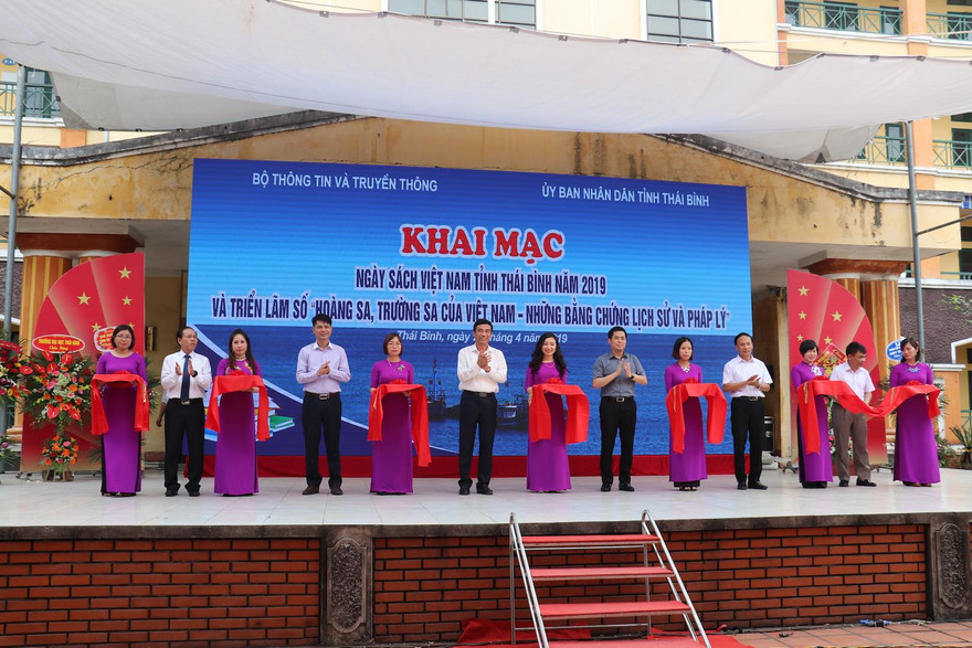 Khai mạc Ngày sách và triển lãm biển đảo Trường Sa, Hoàng Sa tại tỉnh Thái Bình - Ảnh: Hoàng Long