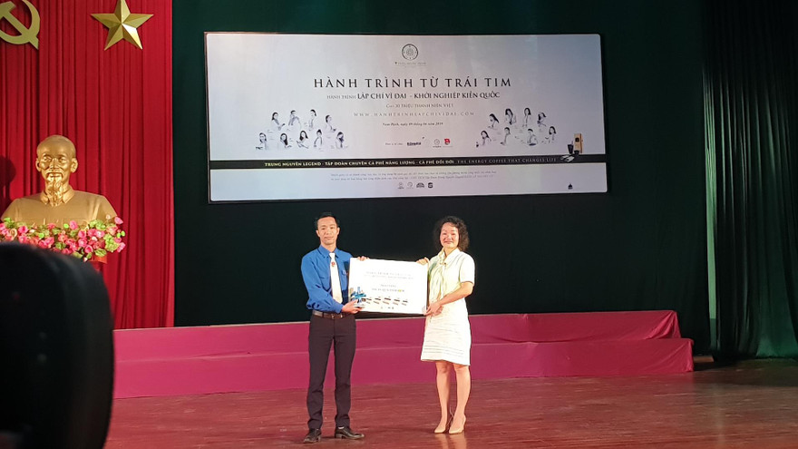Tập đoàn Trung Nguyên Legend trao tặng thanh niên Nam Định 10.000 cuốn sách "khởi nghiệp, kiến quốc" - Ảnh: Hoàng Long