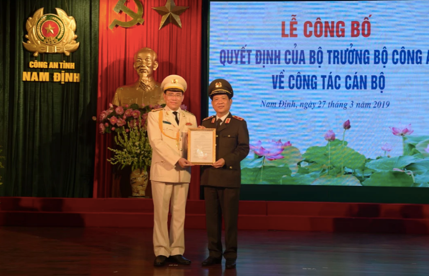 Thứ trưởng Nguyễn Văn Sơn (áo xanh, bên phái) trao quyết định bổ nhiệm cho tân Giám đốc Công an tỉnh Nam Định