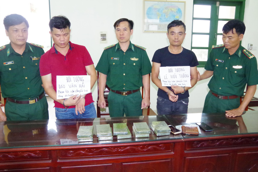 2 đối tượng Hải, Thắng và tang vật là 10 bánh ma tuý - Ảnh: Minh Khôi (BĐBP Nam Định)