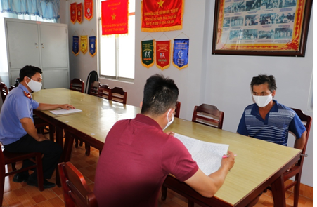 Không đeo khẩu trang còn chửi bởi, thách thức cán bộ khi bị phạt 300.000 đồng