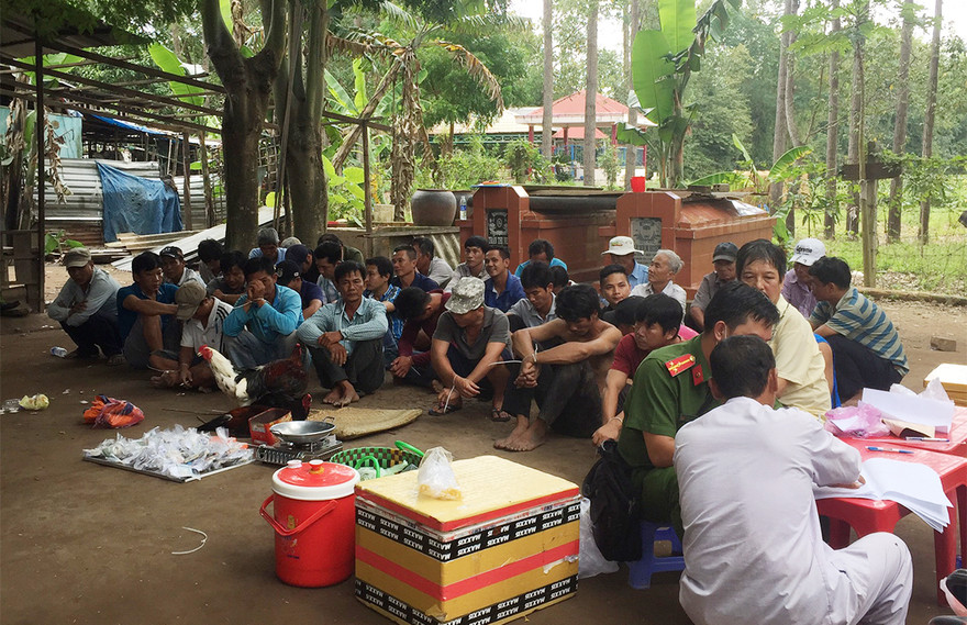 Các đối tượng bị bắt quả tang sát phạt tại trường gà.