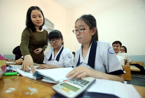  Giáo viên Trường THPT Marie Curie (TP.HCM) hướng dẫn học sinh lớp 12 ôn tập môn toán - Ảnh: Đào Ngọc Thạch (Thanh Niên)