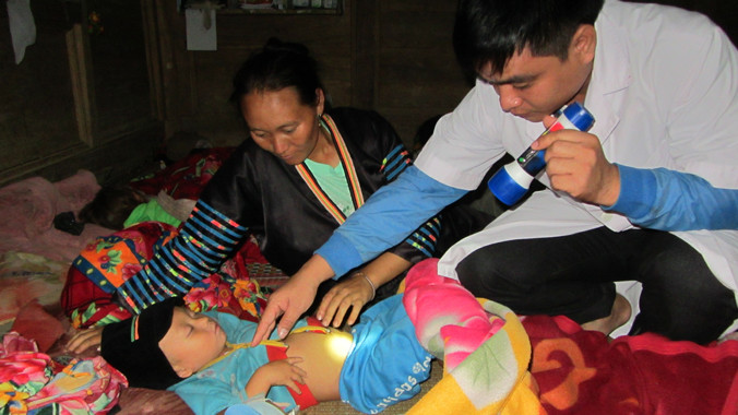 Chăm sóc bệnh nhi tại bệnh viện dã chiến lập ở điểm trường khối tiểu học Piềng Cọc, huyện Tương Dương (Nghệ An). Ảnh: Nhật Lân