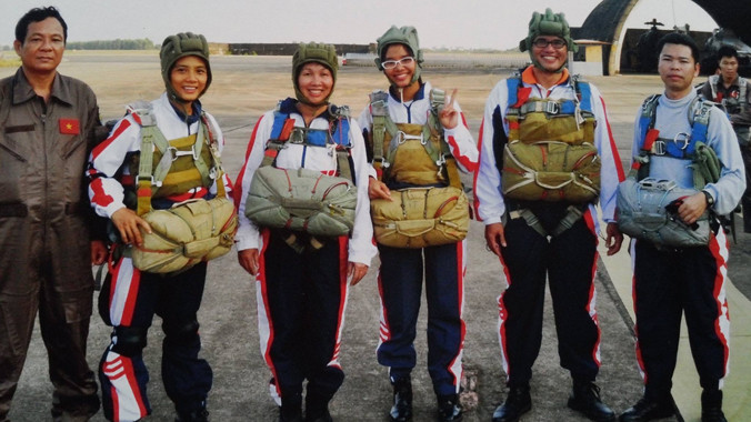 Sẵn sàng chinh phục không gian (chị Lan, thứ ba từ trái sang)