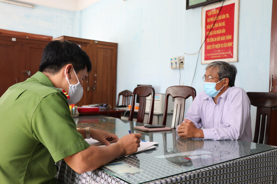 Cơ quan công an làm việc với bị can Mai Hắc Lợi sau khi đọc lệnh khởi tố. Ảnh L.H