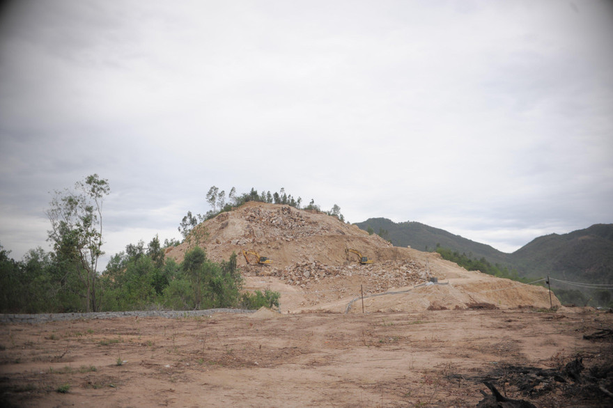 Cả ngọn núi bị cạo trọc để làm dự án khu nhà ở Phước Đồng. Ảnh L.H