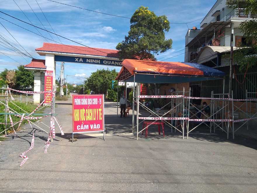Một chốt kiểm soát dịch bệnh ở thị xã Ninh Hoà. Ảnh L.H