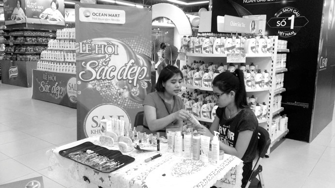 Giảm giá gần 50% hàng thời trang tại Ocean Mart