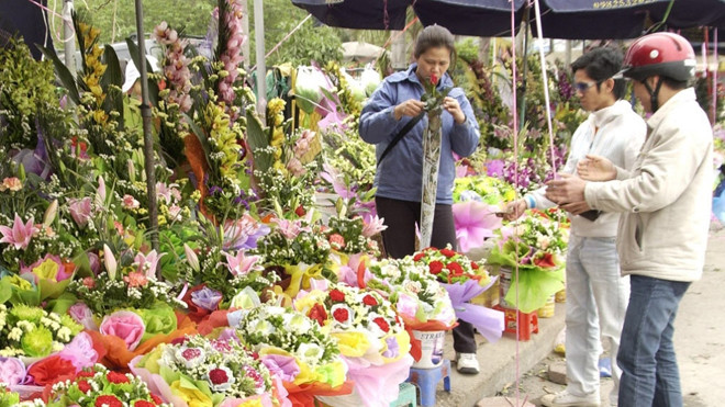 Khách hàng đặt mua hoa vào dịp 14/2. Ảnh: Quỳnh Nga