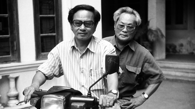 Nhà văn Nguyễn Quang Sáng (phải) và nhà thơ Trần Ninh Hồ tháng 5/2000 trước trụ sở Hội Nhà văn Việt Nam số 9 Nguyễn Đình Chiểu, nhân Hội nghị công tác văn học 2000-2005. ảnh tư liệu của Nguyễn Đình Toán