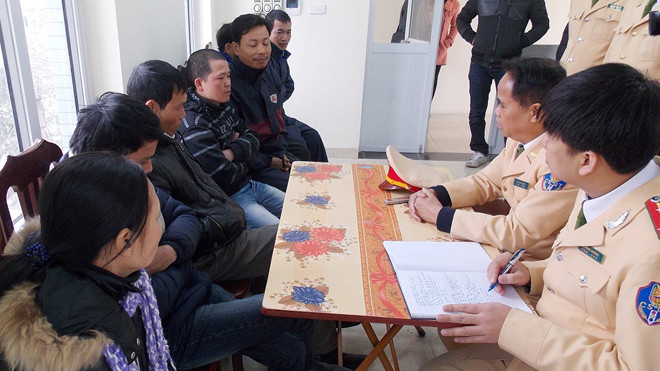 7 đối tượng cò mồi tại trụ sở Đội CSGT số 10. ảnh: Trọng Đảng