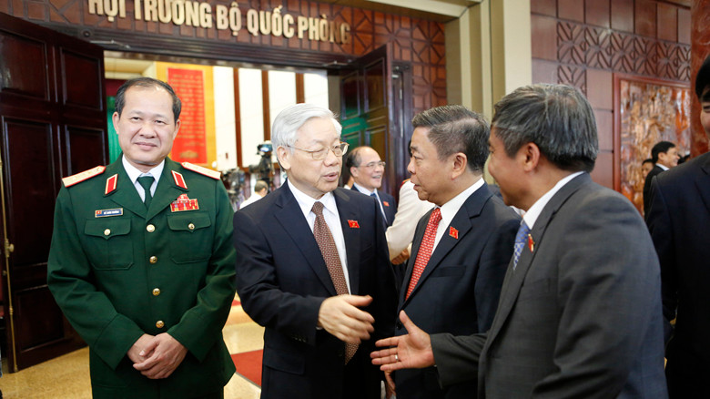 Tổng Bí thư Nguyễn Phú Trọng trao đổi với đại biểu quốc hội. Ảnh: Hồng Vĩnh