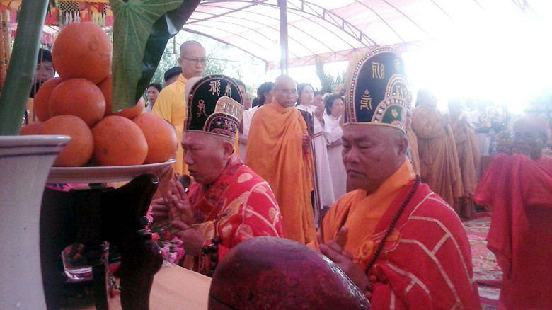 Cảnh chuẩn bị cho đại lễ cầu siêu. ảnh: Anh Thư