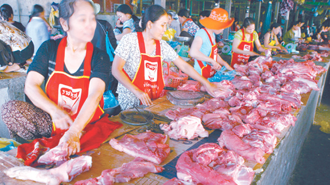 Được dùng thịt sạch luôn là mong muốn của người dân. Ảnh: Hồng Vĩnh