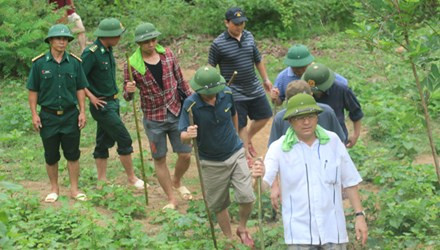 Vào hiện trường vụ thảm án. Ảnh: Phan Sáng