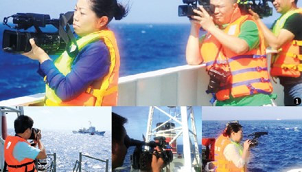Các phóng viên tác nghiệp tại thực địa khu vực giàn khoan 981