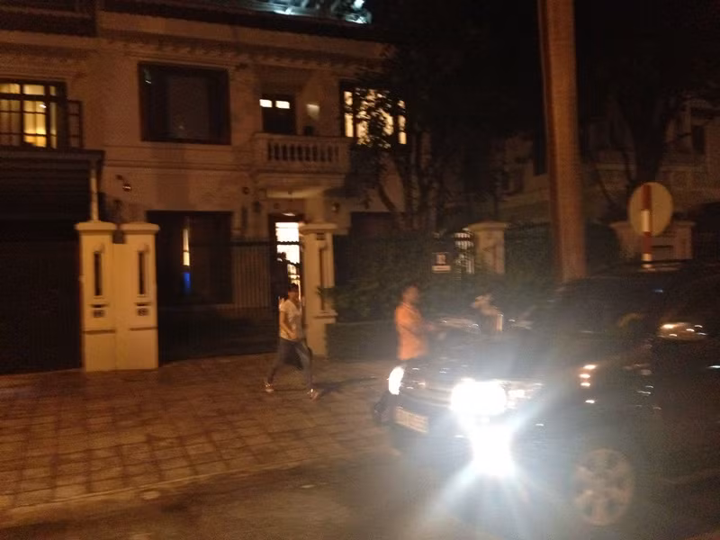 Công an khám nhà ông Sơn tại khu D2, khu đô thị Ciputra, Hà Nội tối 21/7.