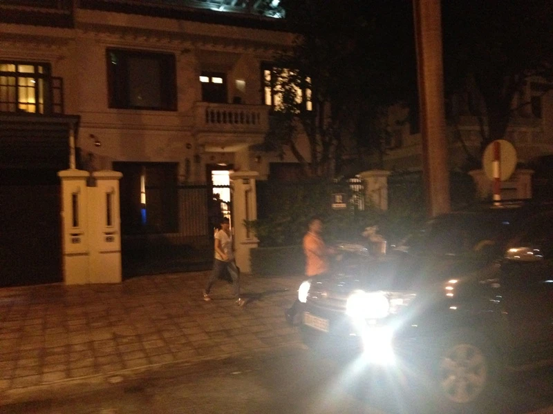 Công an khám nhà ông Sơn tại khu D2, khu đô thị Ciputra, Hà Nội tối 21/7.