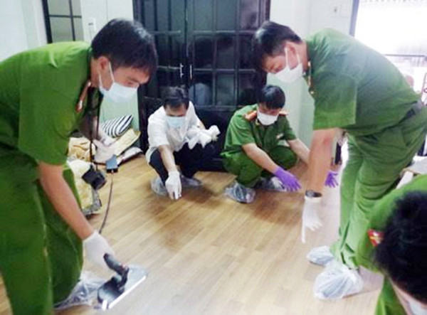 Lực lượng Cảnh sát khám nghiệm hiện trường vụ thảm sát 6 người trong một gia đình ở Bình Phước.